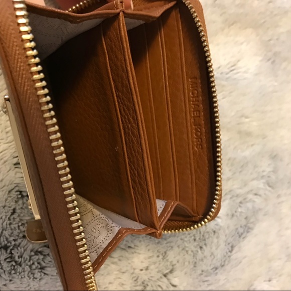 Michael Kors Ziparound Small Coin Purse - Picture 4 of 6